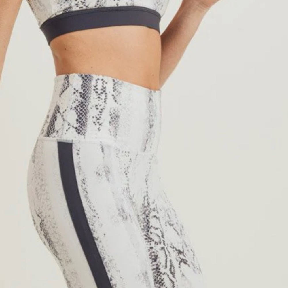 Like new Mono B leggings in adorable print with black stripe